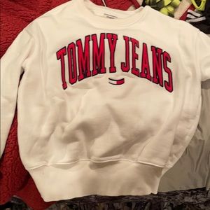 Long sleeve tommy Hilfiger crew neck sweatshirt.
